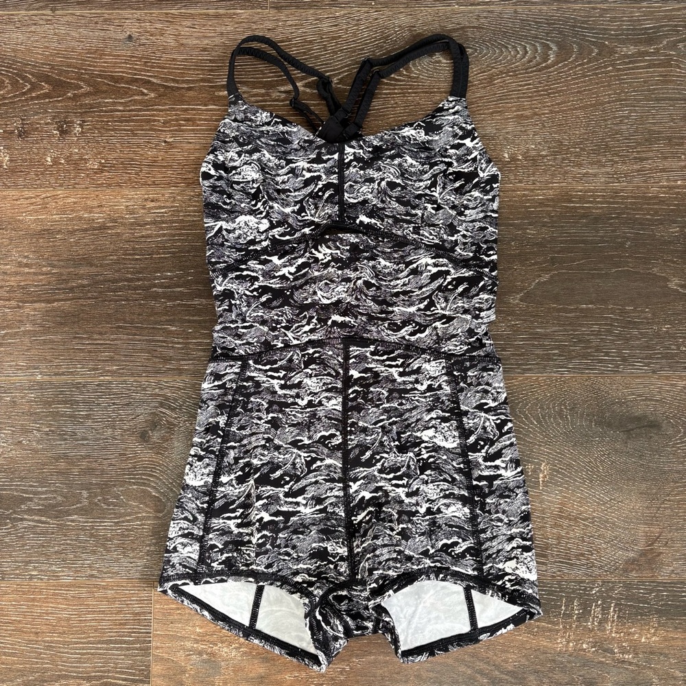 lululemon athletica Black & White Printed Romper size 4 Yoga onesie